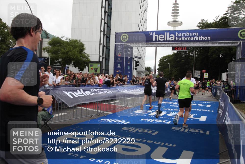 29.06.2025 - hella hamburg halbmarathon Michael Strokosch http://msf.ph/oto/8232229 29.06.2025 10:52:32 Ziel 3715, 7178, 7232, 8371, 8661, 9145, 9876, 11791, 13015, 13211, 14561, 15144, 15980, 17997 meine-sportfotos.de