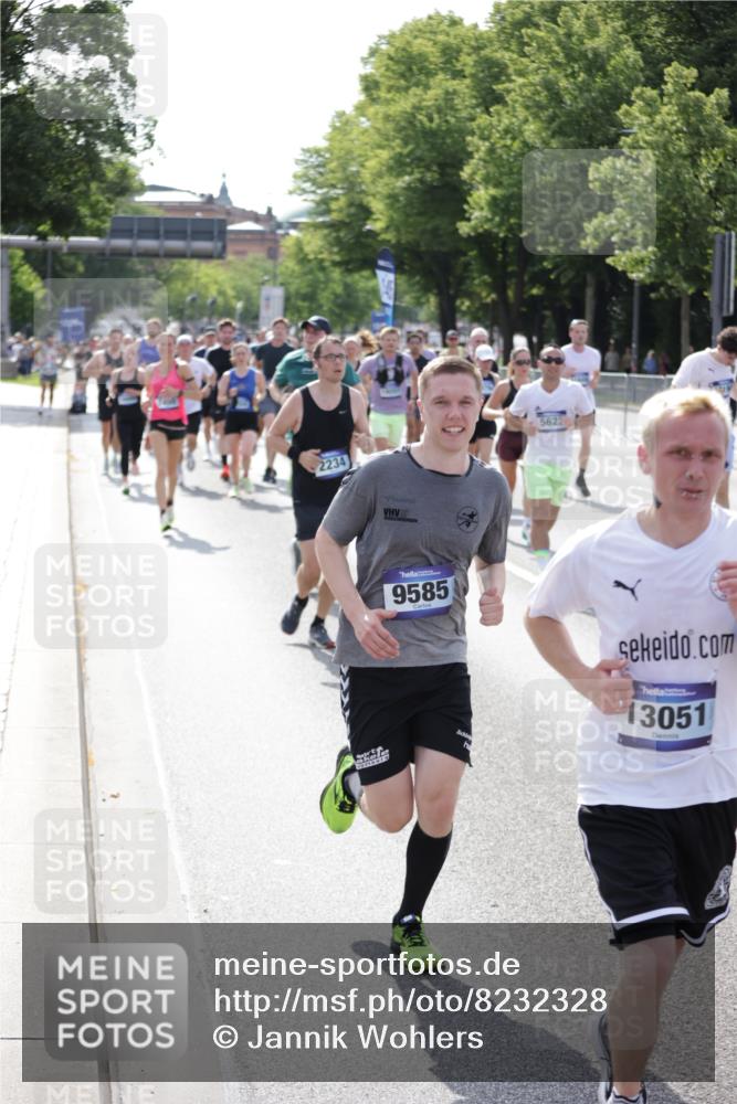 29.06.2025 - hella hamburg halbmarathon Jannik Wohlers http://msf.ph/oto/8232328 29.06.2025 09:52:45 Lombardsbrücke 1012, 1391, 1735, 1759, 2048, 2213, 2234, 2590, 2970, 3021, 3304, 3907, 3917, 3928, 4553, 4981, 4997, 5132, 5623, 5624, 6081, 6152, 6203, 6712, 6716, 7005, 7093, 7147, 7204, 7450, 7765, 8063, 8145, 8664, 8694, 8704, 8722, 8819, 9232, 9305, 9374, 9534, 9538, 9540, 9544, 9585, 10208, 10211, 10216, 10246, 10313, 11094, 11153, 11291, 11469, 11648, 12035, 12154, 12534, 12643, 12685, 12783, 12966, 13015, 13051, 13709, 13782, 14351, 14690, 14794, 15126, 15651, 15803, 15900 meine-sportfotos.de