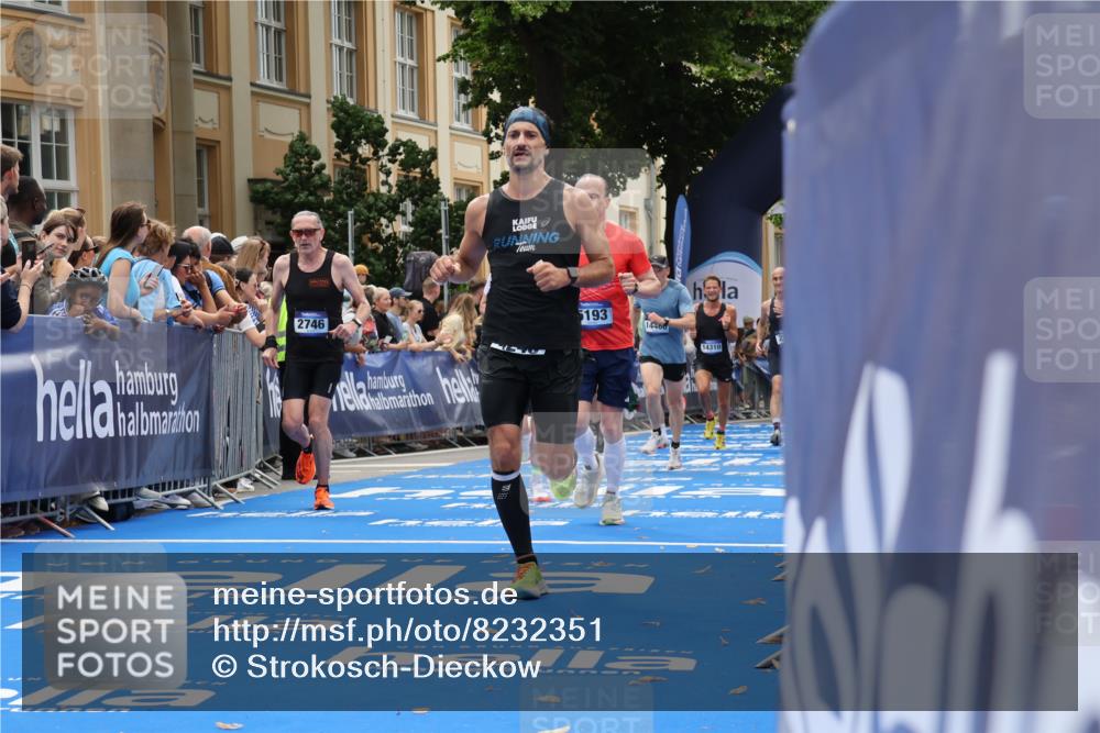 29.06.2025 - hella hamburg halbmarathon Strokosch-Dieckow http://msf.ph/oto/8232351 29.06.2025 10:33:46 Ziel 1743, 2228, 2243, 2746, 4246, 5193, 10865, 13771, 14310, 14466, 16243, 16755 meine-sportfotos.de