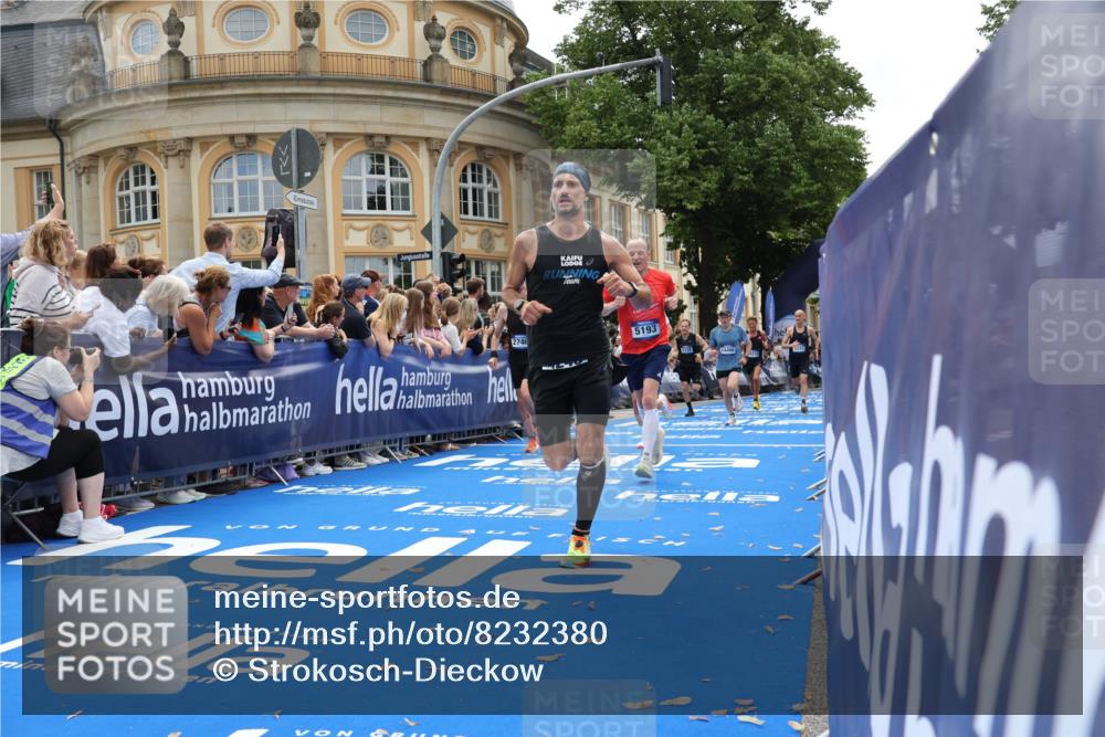 29.06.2025 - hella hamburg halbmarathon Strokosch-Dieckow http://msf.ph/oto/8232380 29.06.2025 10:33:47 Ziel 1743, 2228, 2243, 2746, 4246, 5193, 10865, 13771, 14310, 14466, 15500, 16243, 16755 meine-sportfotos.de