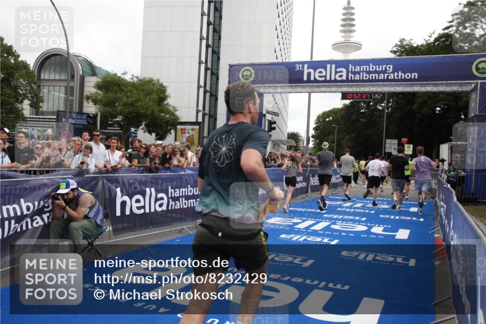 29.06.2025 - hella hamburg halbmarathon Michael Strokosch http://msf.ph/oto/8232429 29.06.2025 10:52:36 Ziel 3715, 6561, 6562, 7178, 7232, 8371, 8661, 9145, 9739, 11791, 13301, 14561, 15001, 15980, 18982 meine-sportfotos.de