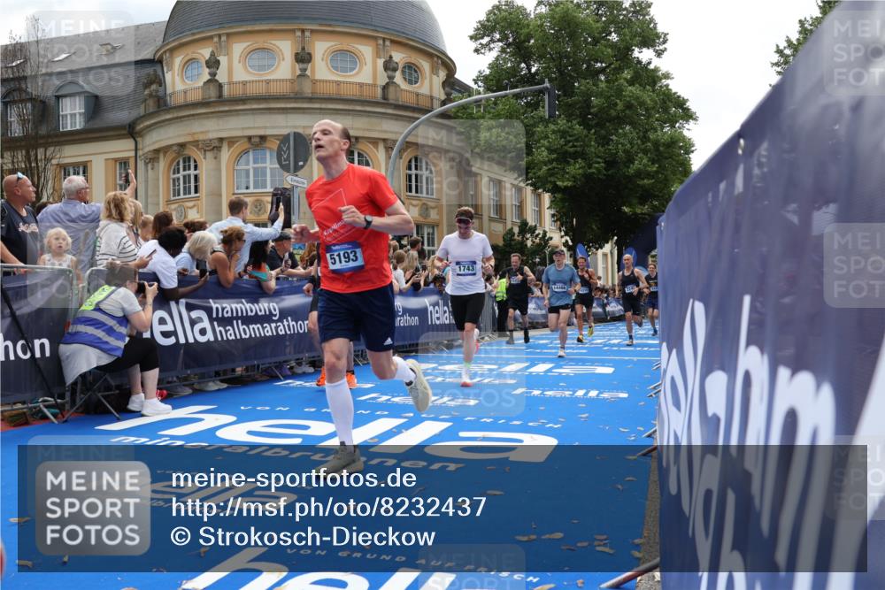 29.06.2025 - hella hamburg halbmarathon Strokosch-Dieckow http://msf.ph/oto/8232437 29.06.2025 10:33:48 Ziel 1743, 2228, 2243, 2746, 4246, 5193, 10865, 13771, 14310, 14466, 15500, 16243, 16755 meine-sportfotos.de