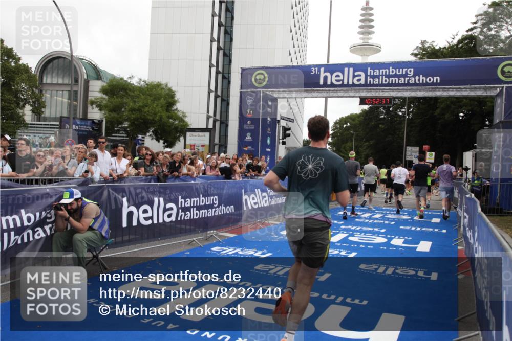29.06.2025 - hella hamburg halbmarathon Michael Strokosch http://msf.ph/oto/8232440 29.06.2025 10:52:36 Ziel 3715, 6561, 6562, 7178, 7232, 8371, 8661, 9145, 9739, 11791, 13301, 14561, 15001, 15980, 18982 meine-sportfotos.de