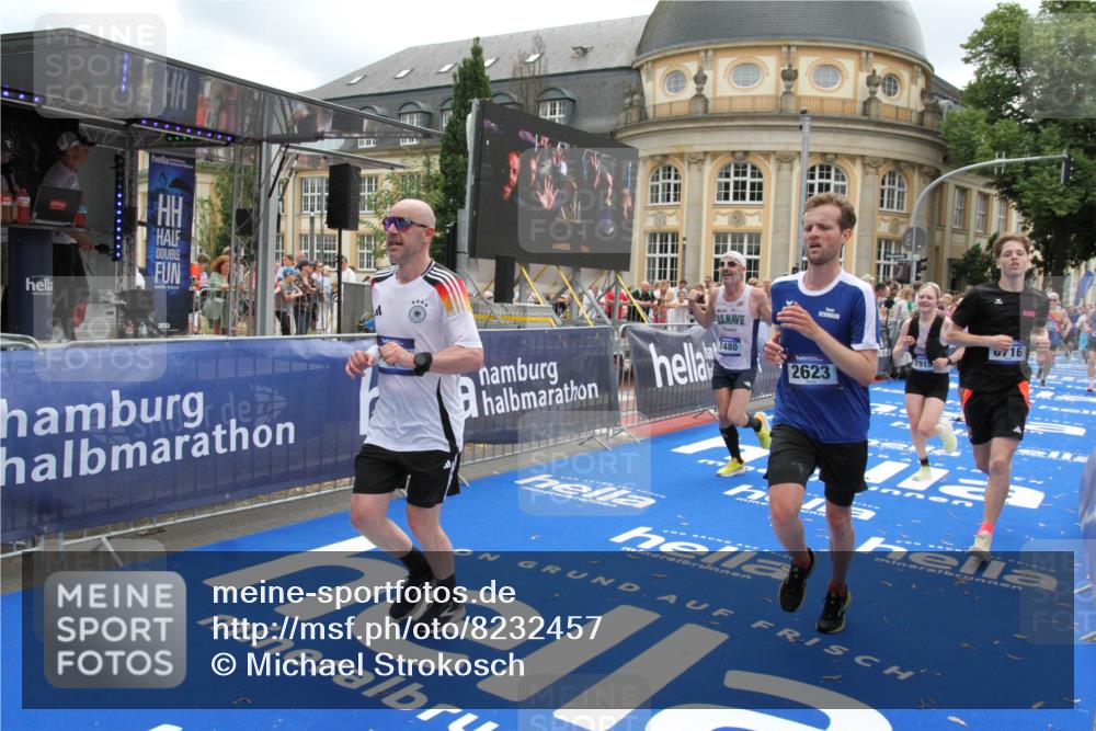 29.06.2025 - hella hamburg halbmarathon Michael Strokosch http://msf.ph/oto/8232457 29.06.2025 10:47:17 Ziel 2623, 6134, 6168, 6373, 6716, 7480, 10208, 10211, 13007, 13672, 16286, 17718, 17915, 18856 meine-sportfotos.de