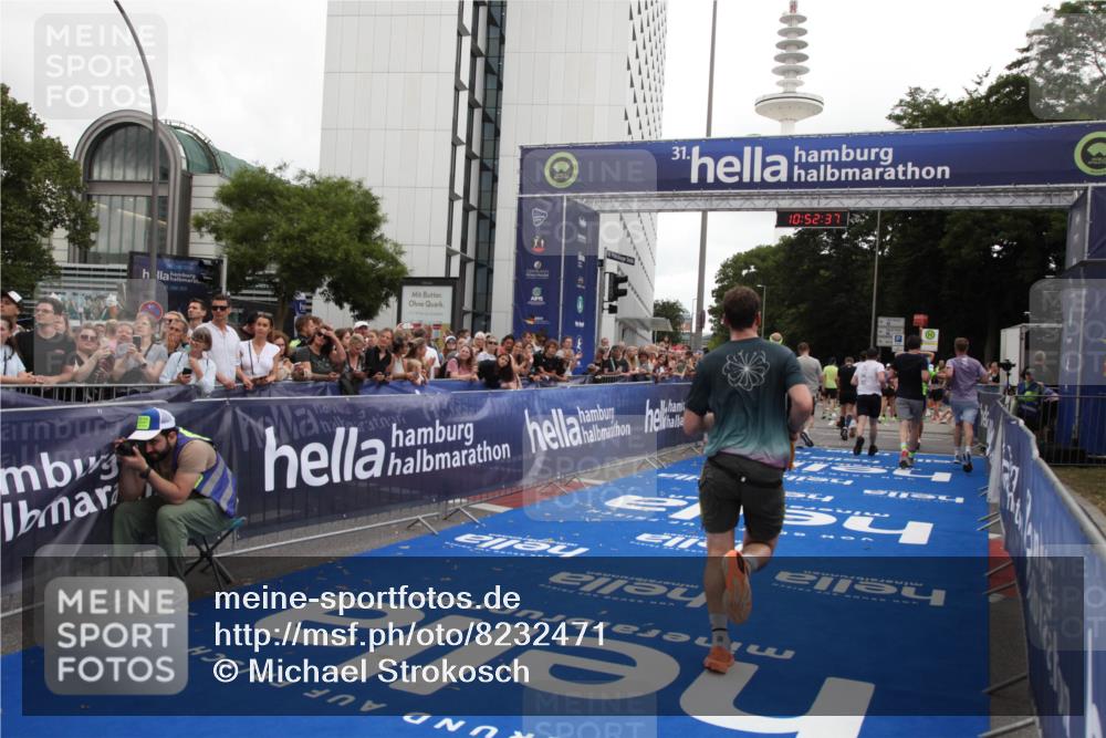 29.06.2025 - hella hamburg halbmarathon Michael Strokosch http://msf.ph/oto/8232471 29.06.2025 10:52:36 Ziel 3715, 6561, 6562, 7178, 7232, 8371, 8661, 9145, 9739, 11791, 13301, 14561, 15001, 15980, 18982 meine-sportfotos.de