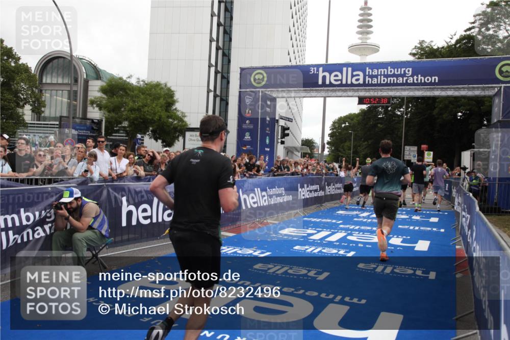 29.06.2025 - hella hamburg halbmarathon Michael Strokosch http://msf.ph/oto/8232496 29.06.2025 10:52:37 Ziel 2670, 3715, 3952, 6561, 6562, 7178, 7232, 9145, 9739, 11689, 11791, 12450, 13051, 13301, 14561, 15001, 15980, 18982 meine-sportfotos.de
