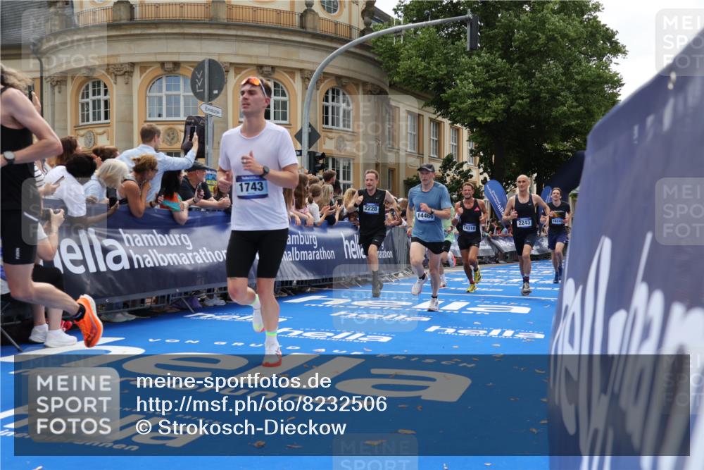 29.06.2025 - hella hamburg halbmarathon Strokosch-Dieckow http://msf.ph/oto/8232506 29.06.2025 10:33:49 Ziel 1743, 2228, 2243, 2746, 4246, 5193, 10865, 13771, 14310, 14466, 15500, 16243 meine-sportfotos.de