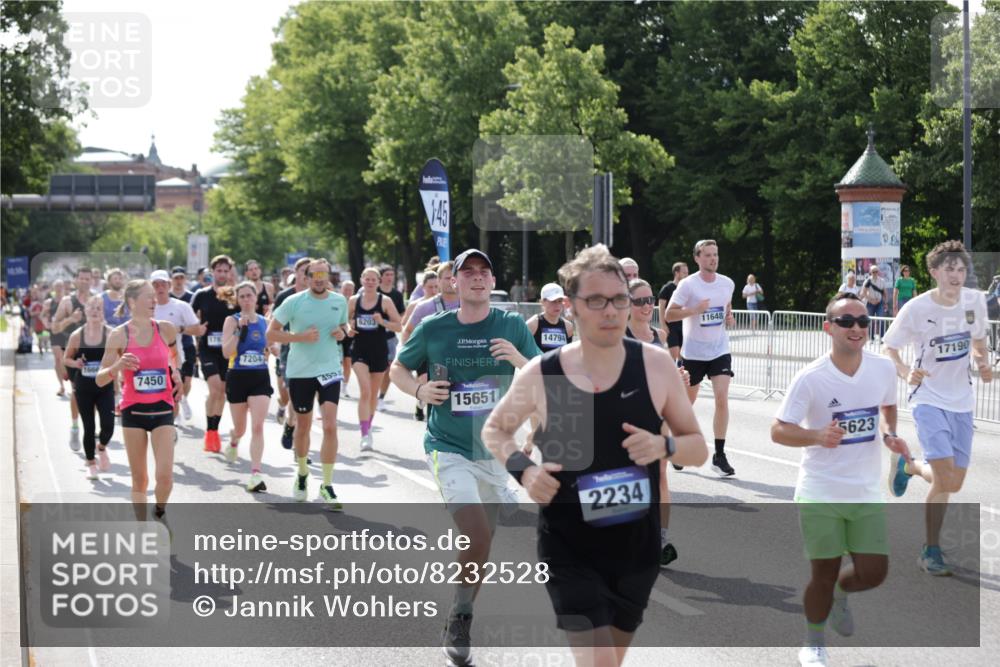 29.06.2025 - hella hamburg halbmarathon Jannik Wohlers http://msf.ph/oto/8232528 29.06.2025 09:52:47 Lombardsbrücke 1012, 1391, 1558, 1735, 1759, 2048, 2213, 2234, 2590, 2970, 3304, 3907, 3928, 4091, 4553, 4997, 5022, 5132, 5623, 5624, 6081, 6152, 6203, 6712, 7093, 7147, 7204, 7450, 7765, 8063, 8145, 8664, 8694, 8704, 8722, 8819, 9232, 9305, 9534, 9538, 9540, 9544, 9585, 9794, 10208, 10211, 10216, 10246, 10313, 11094, 11153, 11291, 11469, 11648, 12035, 12154, 12643, 12685, 12783, 12966, 13015, 13051, 13303, 13690, 13709, 13782, 14351, 14690, 14794, 15651, 15803, 15900, 16617 meine-sportfotos.de