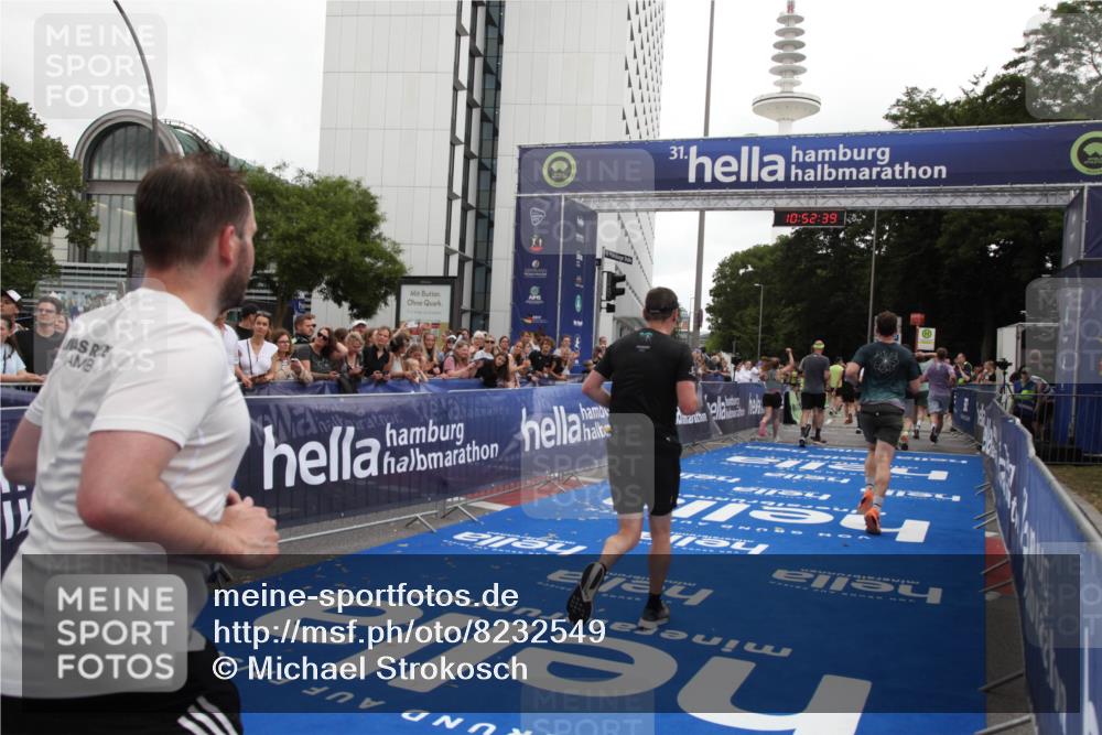 29.06.2025 - hella hamburg halbmarathon Michael Strokosch http://msf.ph/oto/8232549 29.06.2025 10:52:37 Ziel 2670, 3715, 3952, 6561, 6562, 7178, 7232, 9145, 9739, 11689, 11791, 12450, 13051, 13301, 14561, 15001, 15980, 18982 meine-sportfotos.de