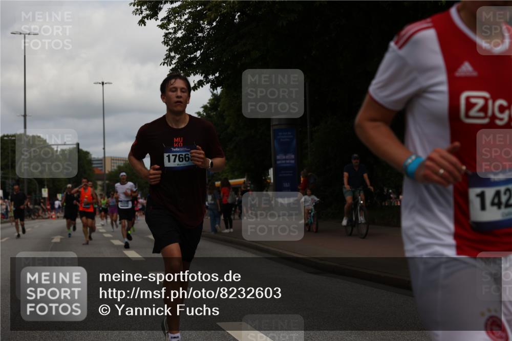 29.06.2025 - hella hamburg halbmarathon Yannick Fuchs http://msf.ph/oto/8232603 29.06.2025 10:34:15 20KM 1343, 1358, 2044, 2525, 2546, 2563, 2573, 2972, 3547, 3626, 4398, 4565, 4759, 5752, 7981, 8319, 8346, 8925, 9116, 9265, 9540, 11284, 11305, 11714, 11806, 12046, 12091, 12335, 12372, 13190, 13479, 13514, 14204, 14272, 14359, 15094, 15336, 15421, 15435, 15744, 17005, 17215, 17360, 17425, 17668, 17792, 17916, 18013, 18154, 18285, 18803 meine-sportfotos.de