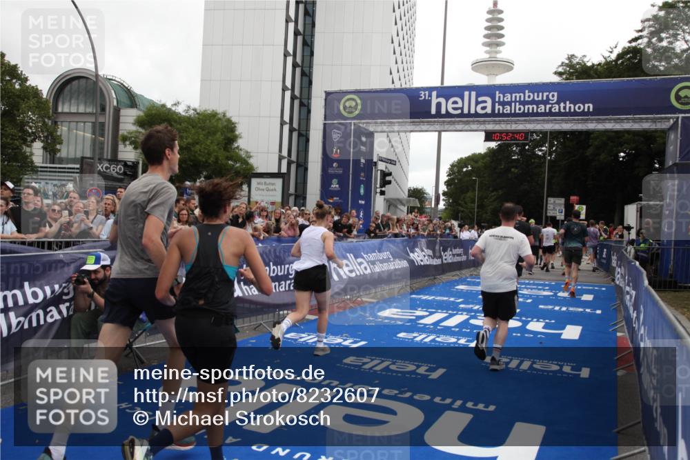 29.06.2025 - hella hamburg halbmarathon Michael Strokosch http://msf.ph/oto/8232607 29.06.2025 10:52:39 Ziel 2346, 2670, 3952, 6561, 6562, 7232, 9739, 10115, 11689, 12450, 13051, 13301, 15001, 15980, 18982 meine-sportfotos.de