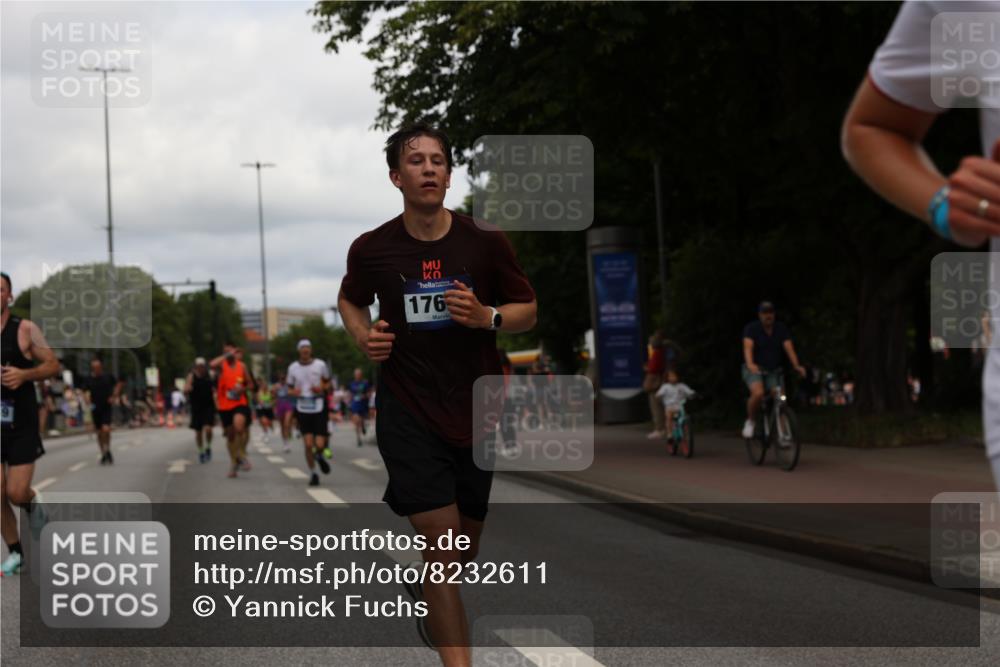 29.06.2025 - hella hamburg halbmarathon Yannick Fuchs http://msf.ph/oto/8232611 29.06.2025 10:34:15 20KM 1343, 1358, 2044, 2525, 2546, 2563, 2573, 2972, 3547, 3626, 4398, 4565, 4759, 5752, 7981, 8319, 8346, 8925, 9116, 9265, 9540, 11284, 11305, 11714, 11806, 12046, 12091, 12335, 12372, 13190, 13479, 13514, 14204, 14272, 14359, 15094, 15336, 15421, 15435, 15744, 17005, 17215, 17360, 17425, 17668, 17792, 17916, 18013, 18154, 18285, 18803 meine-sportfotos.de