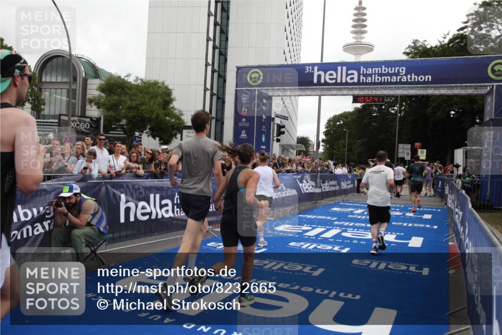 29.06.2025 - hella hamburg halbmarathon Michael Strokosch http://msf.ph/oto/8232665 29.06.2025 10:52:39 Ziel 2346, 2670, 3952, 6561, 6562, 7232, 9739, 10115, 11689, 12450, 13051, 13301, 15001, 15980, 18982 meine-sportfotos.de