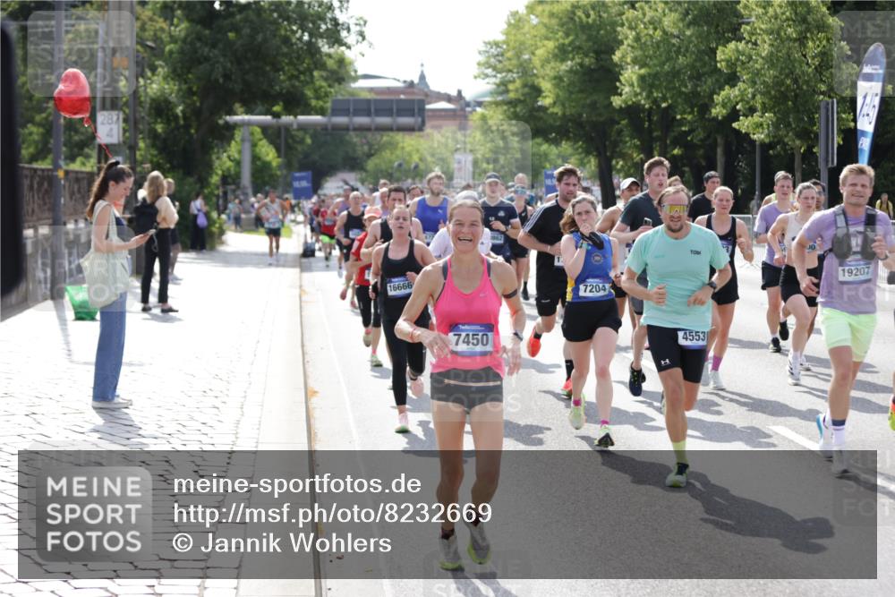 29.06.2025 - hella hamburg halbmarathon Jannik Wohlers http://msf.ph/oto/8232669 29.06.2025 09:52:49 Lombardsbrücke 1012, 1391, 1466, 1558, 1735, 1750, 1759, 2048, 2234, 2590, 3304, 3907, 4091, 4553, 4997, 5022, 5132, 5623, 5624, 6081, 6152, 6203, 6460, 6712, 7147, 7204, 7322, 7450, 7765, 8063, 8145, 8664, 8694, 8704, 8722, 8819, 9232, 9305, 9534, 9540, 9544, 9585, 9794, 10216, 10246, 10313, 10789, 11094, 11153, 11291, 11469, 11648, 11858, 12035, 12154, 12643, 12685, 12966, 13015, 13051, 13303, 13690, 13782, 14351, 14794, 15651, 15803, 15900, 16617 meine-sportfotos.de