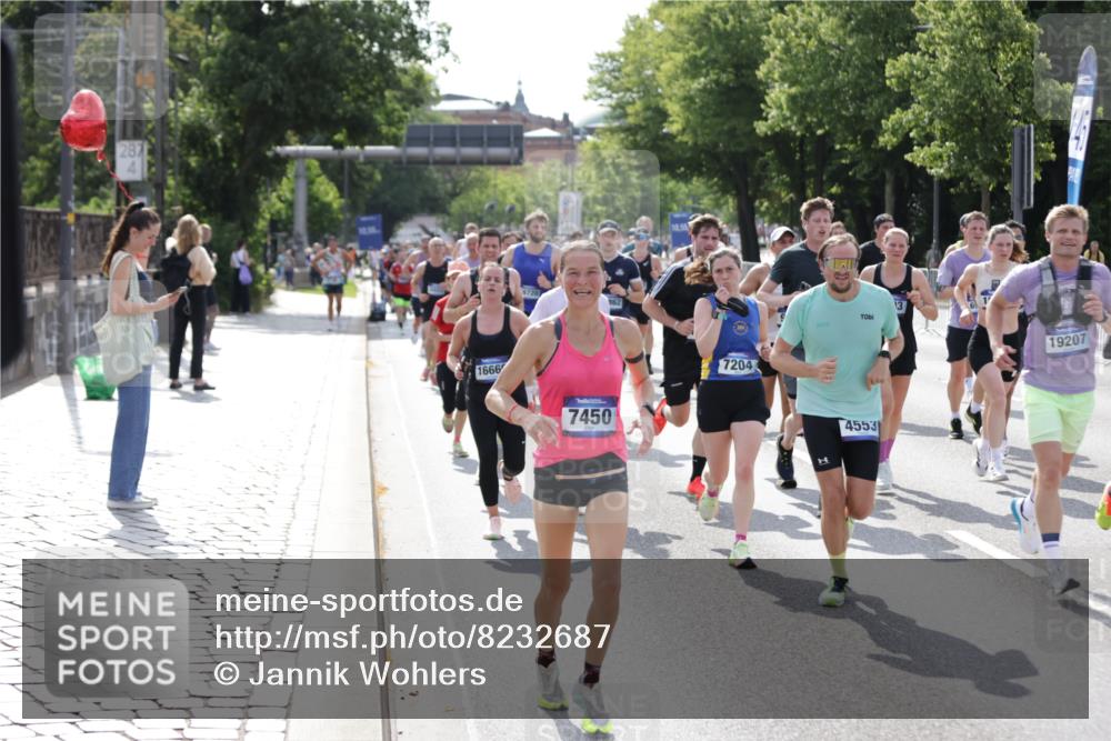 29.06.2025 - hella hamburg halbmarathon Jannik Wohlers http://msf.ph/oto/8232687 29.06.2025 09:52:49 Lombardsbrücke 1012, 1391, 1466, 1558, 1735, 1750, 1759, 2048, 2234, 2590, 3304, 3907, 4091, 4553, 4997, 5022, 5132, 5623, 5624, 6081, 6152, 6203, 6460, 6712, 7147, 7204, 7322, 7450, 7765, 8063, 8145, 8664, 8694, 8704, 8722, 8819, 9232, 9305, 9534, 9540, 9544, 9585, 9794, 10216, 10246, 10313, 10789, 11094, 11153, 11291, 11469, 11648, 11858, 12035, 12154, 12643, 12685, 12966, 13015, 13051, 13303, 13690, 13782, 14351, 14794, 15651, 15803, 15900, 16617 meine-sportfotos.de