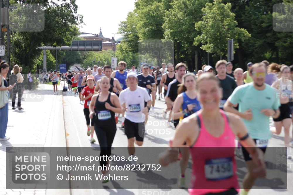 29.06.2025 - hella hamburg halbmarathon Jannik Wohlers http://msf.ph/oto/8232752 29.06.2025 09:52:50 Lombardsbrücke 1012, 1391, 1466, 1558, 1735, 1750, 1759, 2048, 2234, 2590, 3304, 3907, 4091, 4553, 4997, 5022, 5132, 5623, 5624, 6081, 6152, 6203, 6460, 6712, 7147, 7204, 7322, 7450, 7765, 8063, 8145, 8664, 8694, 8819, 9126, 9305, 9534, 9540, 9544, 9585, 9794, 10216, 10246, 10313, 10789, 11094, 11153, 11291, 11469, 11648, 11858, 12035, 12154, 12643, 12685, 12966, 13015, 13051, 13303, 13690, 13782, 14275, 14351, 14794, 15651, 15803, 15900, 16105, 16617, 16685, 17729 meine-sportfotos.de