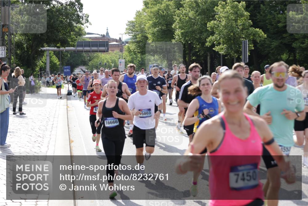 29.06.2025 - hella hamburg halbmarathon Jannik Wohlers http://msf.ph/oto/8232761 29.06.2025 09:52:50 Lombardsbrücke 1012, 1391, 1466, 1558, 1735, 1750, 1759, 2048, 2234, 2590, 3304, 3907, 4091, 4553, 4997, 5022, 5132, 5623, 5624, 6081, 6152, 6203, 6460, 6712, 7147, 7204, 7322, 7450, 7765, 8063, 8145, 8664, 8694, 8819, 9126, 9305, 9534, 9540, 9544, 9585, 9794, 10216, 10246, 10313, 10789, 11094, 11153, 11291, 11469, 11648, 11858, 12035, 12154, 12643, 12685, 12966, 13015, 13051, 13303, 13690, 13782, 14275, 14351, 14794, 15651, 15803, 15900, 16105, 16617, 16685, 17729 meine-sportfotos.de