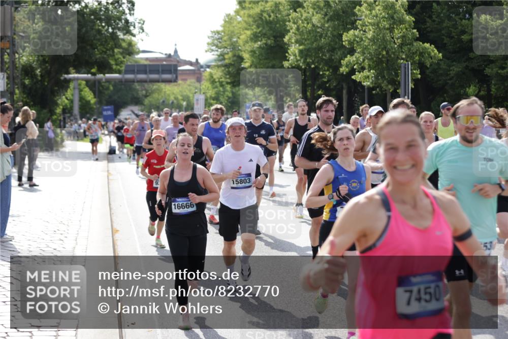 29.06.2025 - hella hamburg halbmarathon Jannik Wohlers http://msf.ph/oto/8232770 29.06.2025 09:52:50 Lombardsbrücke 1012, 1391, 1466, 1558, 1735, 1750, 1759, 2048, 2234, 2590, 3304, 3907, 4091, 4553, 4997, 5022, 5132, 5623, 5624, 6081, 6152, 6203, 6460, 6712, 7147, 7204, 7322, 7450, 7765, 8063, 8145, 8664, 8694, 8819, 9126, 9305, 9534, 9540, 9544, 9585, 9794, 10216, 10246, 10313, 10789, 11094, 11153, 11291, 11469, 11648, 11858, 12035, 12154, 12643, 12685, 12966, 13015, 13051, 13303, 13690, 13782, 14275, 14351, 14794, 15651, 15803, 15900, 16105, 16617, 16685, 17729 meine-sportfotos.de