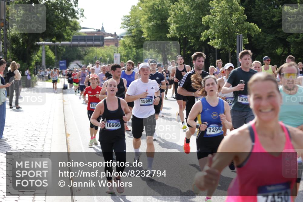 29.06.2025 - hella hamburg halbmarathon Jannik Wohlers http://msf.ph/oto/8232794 29.06.2025 09:52:50 Lombardsbrücke 1012, 1391, 1466, 1558, 1735, 1750, 1759, 2048, 2234, 2590, 3304, 3907, 4091, 4553, 4997, 5022, 5132, 5623, 5624, 6081, 6152, 6203, 6460, 6712, 7147, 7204, 7322, 7450, 7765, 8063, 8145, 8664, 8694, 8819, 9126, 9305, 9534, 9540, 9544, 9585, 9794, 10216, 10246, 10313, 10789, 11094, 11153, 11291, 11469, 11648, 11858, 12035, 12154, 12643, 12685, 12966, 13015, 13051, 13303, 13690, 13782, 14275, 14351, 14794, 15651, 15803, 15900, 16105, 16617, 16685, 17729 meine-sportfotos.de