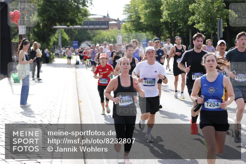 29.06.2025 - hella hamburg halbmarathon Jannik Wohlers http://msf.ph/oto/8232807 29.06.2025 09:52:50 Lombardsbrücke 1012, 1391, 1466, 1558, 1735, 1750, 1759, 2048, 2234, 2590, 3304, 3907, 4091, 4553, 4997, 5022, 5132, 5623, 5624, 6081, 6152, 6203, 6460, 6712, 7147, 7204, 7322, 7450, 7765, 8063, 8145, 8664, 8694, 8819, 9126, 9305, 9534, 9540, 9544, 9585, 9794, 10216, 10246, 10313, 10789, 11094, 11153, 11291, 11469, 11648, 11858, 12035, 12154, 12643, 12685, 12966, 13015, 13051, 13303, 13690, 13782, 14275, 14351, 14794, 15651, 15803, 15900, 16105, 16617, 16685, 17729 meine-sportfotos.de