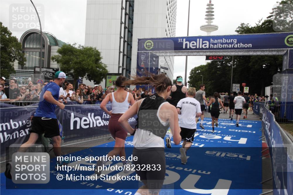 29.06.2025 - hella hamburg halbmarathon Michael Strokosch http://msf.ph/oto/8232833 29.06.2025 10:52:41 Ziel 2346, 2670, 3952, 6561, 6562, 7475, 9739, 10115, 11459, 11689, 12450, 13051, 13301, 14122, 15001, 18982 meine-sportfotos.de