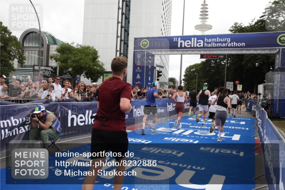 29.06.2025 - hella hamburg halbmarathon Michael Strokosch http://msf.ph/oto/8232886 29.06.2025 10:52:42 Ziel 2346, 2670, 3952, 5116, 6561, 6562, 7475, 9739, 9869, 10115, 11459, 11689, 12450, 13051, 13301, 14122, 15001, 18982 meine-sportfotos.de