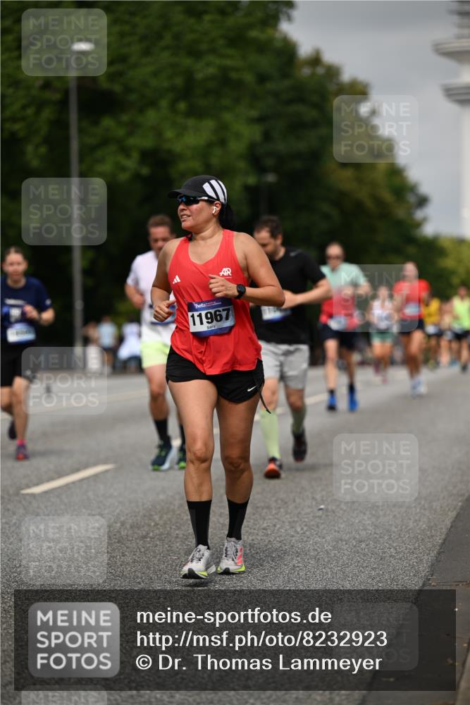 29.06.2025 - hella hamburg halbmarathon Dr. Thomas Lammeyer http://msf.ph/oto/8232923 29.06.2025 10:13:28 Kennedybrücke 7081, 7187, 9297, 9306, 9781, 10819, 11067 meine-sportfotos.de