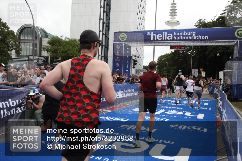 29.06.2025 - hella hamburg halbmarathon Michael Strokosch http://msf.ph/oto/8232958 29.06.2025 10:52:43 Ziel 2346, 2670, 3952, 3999, 5116, 6561, 6562, 7475, 9739, 9869, 10115, 11459, 11689, 12450, 12482, 13051, 14122, 15001, 18982 meine-sportfotos.de