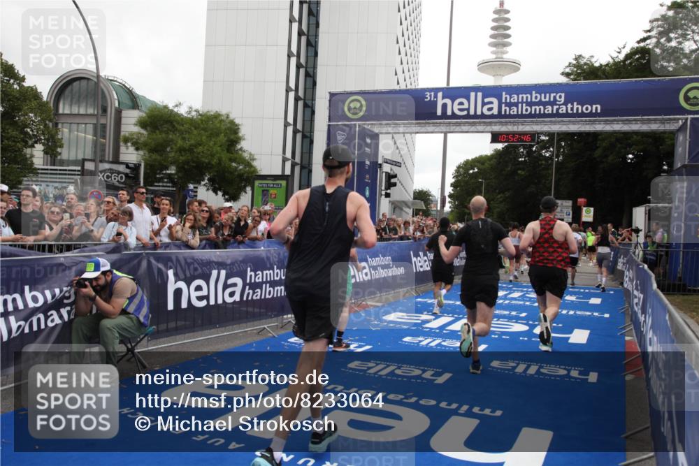 29.06.2025 - hella hamburg halbmarathon Michael Strokosch http://msf.ph/oto/8233064 29.06.2025 10:52:45 Ziel 2287, 2346, 2670, 3952, 3999, 5116, 7475, 9869, 10115, 11459, 11689, 12450, 12482, 13051, 14122, 16467, 18331 meine-sportfotos.de