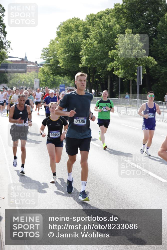 29.06.2025 - hella hamburg halbmarathon Jannik Wohlers http://msf.ph/oto/8233086 29.06.2025 09:53:10 Lombardsbrücke 1750, 2365, 2402, 2623, 2890, 2937, 3004, 3146, 3186, 3414, 4310, 5362, 5460, 5692, 6071, 6282, 6375, 6388, 6903, 7385, 7448, 7480, 9126, 9200, 9303, 9626, 9633, 9723, 9965, 11283, 11858, 12271, 13009, 13450, 13667, 14034, 14200, 14262, 14275, 14464, 14764, 15519, 15629, 16084, 16105, 16286, 16333, 16685, 16725, 17384, 17718, 17729, 17748, 17960, 18066, 18638, 18678, 18922 meine-sportfotos.de