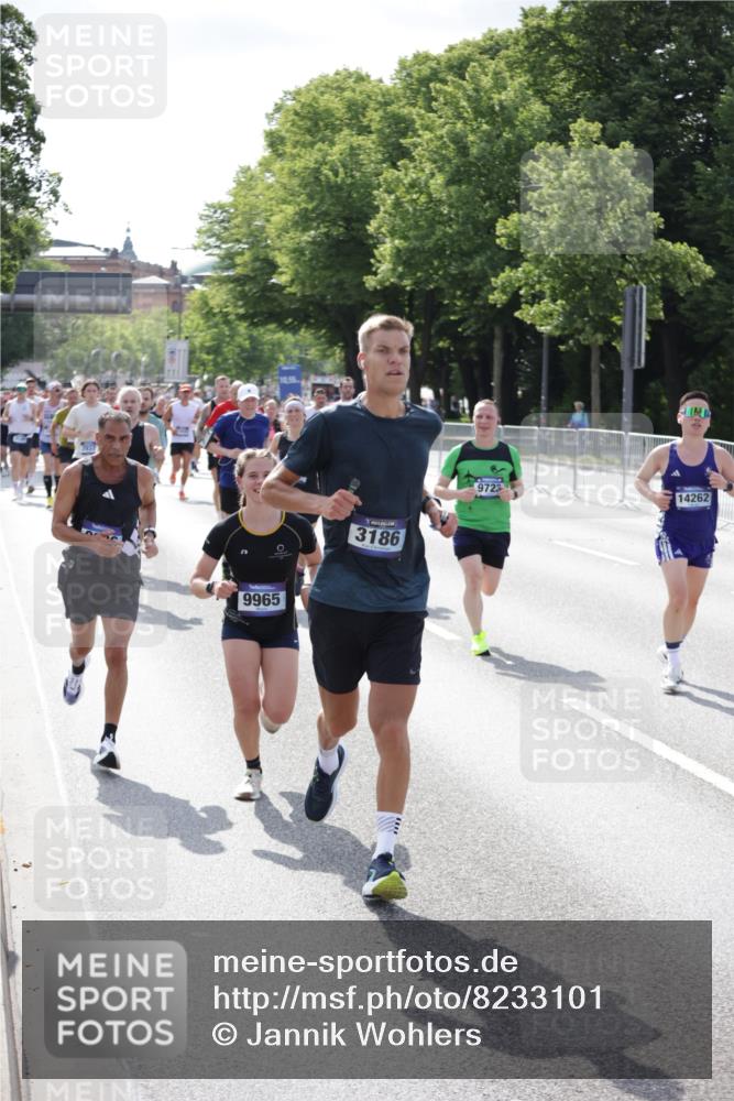 29.06.2025 - hella hamburg halbmarathon Jannik Wohlers http://msf.ph/oto/8233101 29.06.2025 09:53:10 Lombardsbrücke 1750, 2365, 2402, 2623, 2890, 2937, 3004, 3146, 3186, 3414, 4310, 5362, 5460, 5692, 6071, 6282, 6375, 6388, 6903, 7385, 7448, 7480, 9126, 9200, 9303, 9626, 9633, 9723, 9965, 11283, 11858, 12271, 13009, 13450, 13667, 14034, 14200, 14262, 14275, 14464, 14764, 15519, 15629, 16084, 16105, 16286, 16333, 16685, 16725, 17384, 17718, 17729, 17748, 17960, 18066, 18638, 18678, 18922 meine-sportfotos.de