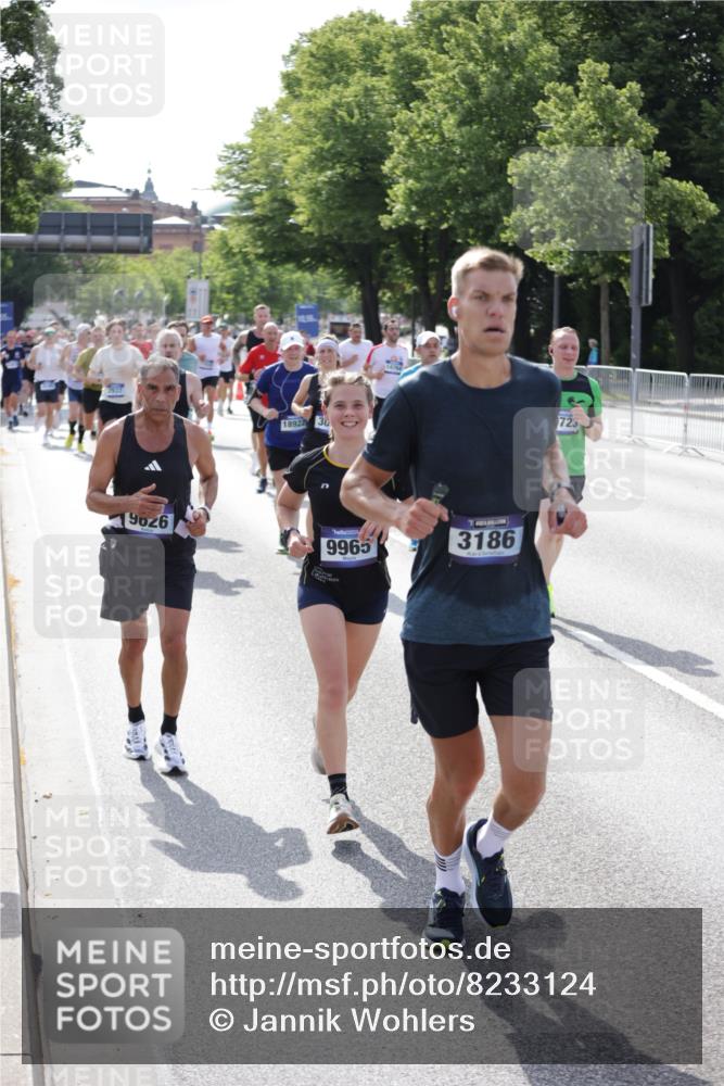 29.06.2025 - hella hamburg halbmarathon Jannik Wohlers http://msf.ph/oto/8233124 29.06.2025 09:53:10 Lombardsbrücke 1750, 2365, 2402, 2623, 2890, 2937, 3004, 3146, 3186, 3414, 4310, 5362, 5460, 5692, 6071, 6282, 6375, 6388, 6903, 7385, 7448, 7480, 9126, 9200, 9303, 9626, 9633, 9723, 9965, 11283, 11858, 12271, 13009, 13450, 13667, 14034, 14200, 14262, 14275, 14464, 14764, 15519, 15629, 16084, 16105, 16286, 16333, 16685, 16725, 17384, 17718, 17729, 17748, 17960, 18066, 18638, 18678, 18922 meine-sportfotos.de