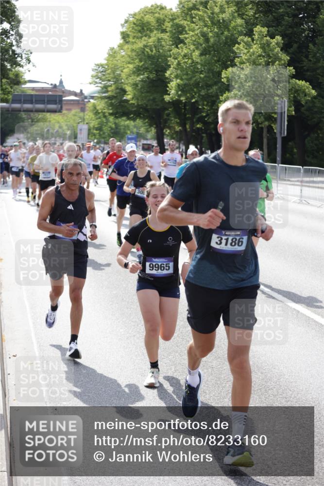 29.06.2025 - hella hamburg halbmarathon Jannik Wohlers http://msf.ph/oto/8233160 29.06.2025 09:53:10 Lombardsbrücke 1750, 2365, 2402, 2623, 2890, 2937, 3004, 3146, 3186, 3414, 4310, 5362, 5460, 5692, 6071, 6282, 6375, 6388, 6903, 7385, 7448, 7480, 9126, 9200, 9303, 9626, 9633, 9723, 9965, 11283, 11858, 12271, 13009, 13450, 13667, 14034, 14200, 14262, 14275, 14464, 14764, 15519, 15629, 16084, 16105, 16286, 16333, 16685, 16725, 17384, 17718, 17729, 17748, 17960, 18066, 18638, 18678, 18922 meine-sportfotos.de