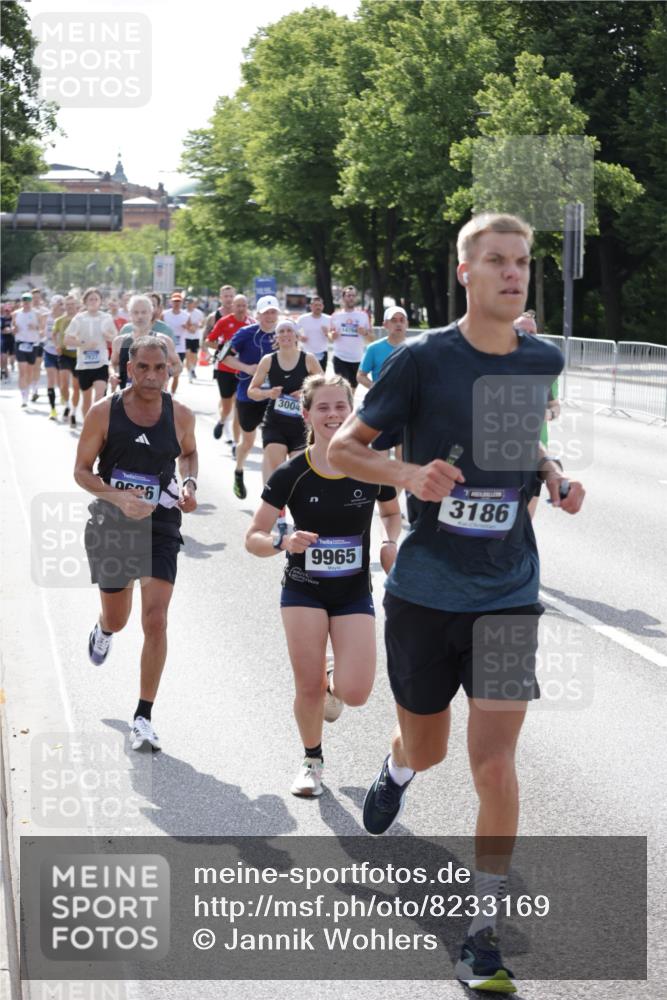 29.06.2025 - hella hamburg halbmarathon Jannik Wohlers http://msf.ph/oto/8233169 29.06.2025 09:53:11 Lombardsbrücke 2365, 2402, 2623, 2890, 2937, 3004, 3146, 3186, 3414, 4140, 4247, 4310, 5362, 5460, 5532, 5692, 6071, 6282, 6375, 6388, 6903, 7385, 7448, 7480, 9126, 9200, 9303, 9626, 9633, 9723, 9965, 11283, 12271, 13009, 13450, 13667, 14034, 14200, 14262, 14275, 14464, 14764, 15519, 15629, 16084, 16105, 16286, 16333, 16685, 16725, 16766, 17032, 17384, 17718, 17729, 17748, 17960, 18066, 18638, 18678, 18922 meine-sportfotos.de