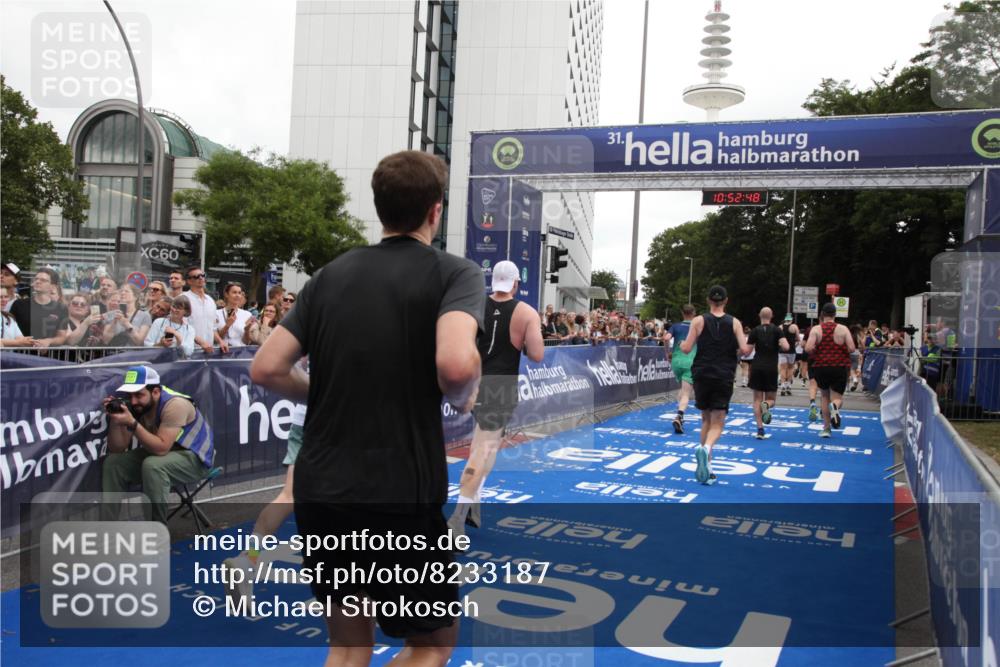 29.06.2025 - hella hamburg halbmarathon Michael Strokosch http://msf.ph/oto/8233187 29.06.2025 10:52:46 Ziel 2287, 2346, 2670, 3952, 3999, 5116, 5194, 7475, 9869, 10115, 11459, 11689, 12450, 12482, 13051, 14122, 14805, 16467, 18331, 19244 meine-sportfotos.de