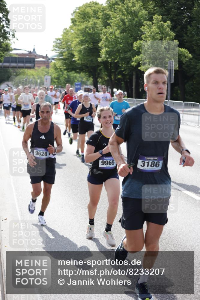 29.06.2025 - hella hamburg halbmarathon Jannik Wohlers http://msf.ph/oto/8233207 29.06.2025 09:53:11 Lombardsbrücke 2365, 2402, 2623, 2890, 2937, 3004, 3146, 3186, 3414, 4140, 4247, 4310, 5362, 5460, 5532, 5692, 6071, 6282, 6375, 6388, 6903, 7385, 7448, 7480, 9126, 9200, 9303, 9626, 9633, 9723, 9965, 11283, 12271, 13009, 13450, 13667, 14034, 14200, 14262, 14275, 14464, 14764, 15519, 15629, 16084, 16105, 16286, 16333, 16685, 16725, 16766, 17032, 17384, 17718, 17729, 17748, 17960, 18066, 18638, 18678, 18922 meine-sportfotos.de