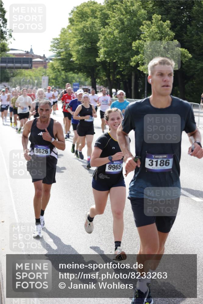 29.06.2025 - hella hamburg halbmarathon Jannik Wohlers http://msf.ph/oto/8233263 29.06.2025 09:53:11 Lombardsbrücke 2365, 2402, 2623, 2890, 2937, 3004, 3146, 3186, 3414, 4140, 4247, 4310, 5362, 5460, 5532, 5692, 6071, 6282, 6375, 6388, 6903, 7385, 7448, 7480, 9126, 9200, 9303, 9626, 9633, 9723, 9965, 11283, 12271, 13009, 13450, 13667, 14034, 14200, 14262, 14275, 14464, 14764, 15519, 15629, 16084, 16105, 16286, 16333, 16685, 16725, 16766, 17032, 17384, 17718, 17729, 17748, 17960, 18066, 18638, 18678, 18922 meine-sportfotos.de