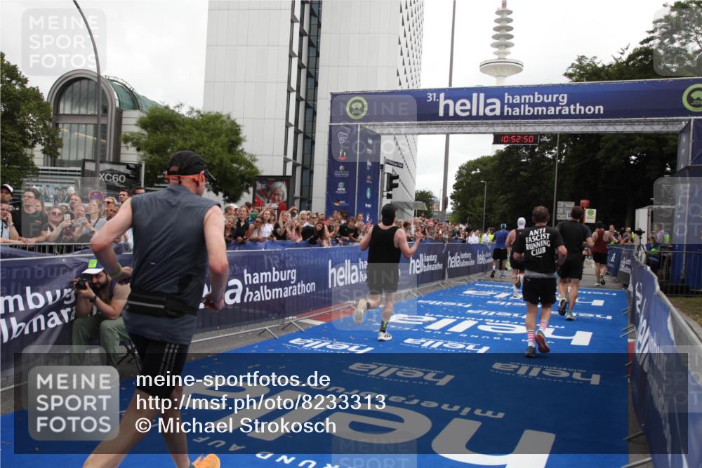 29.06.2025 - hella hamburg halbmarathon Michael Strokosch http://msf.ph/oto/8233313 29.06.2025 10:52:49 Ziel 2287, 3999, 5116, 5169, 5194, 7475, 8172, 9065, 9163, 9869, 11459, 12482, 14122, 14198, 14286, 14805, 16467, 17198, 18331, 19244 meine-sportfotos.de
