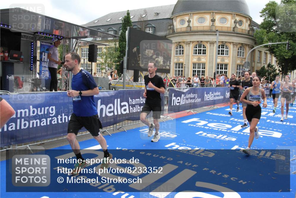 29.06.2025 - hella hamburg halbmarathon Michael Strokosch http://msf.ph/oto/8233352 29.06.2025 10:47:27 Ziel 51, 1012, 2274, 2839, 2864, 2869, 5024, 5532, 5650, 6203, 8693, 9305, 10423, 11077, 11491, 11518, 13782, 14722, 15350, 15611, 15923, 16089, 16819, 18758, 18974 meine-sportfotos.de