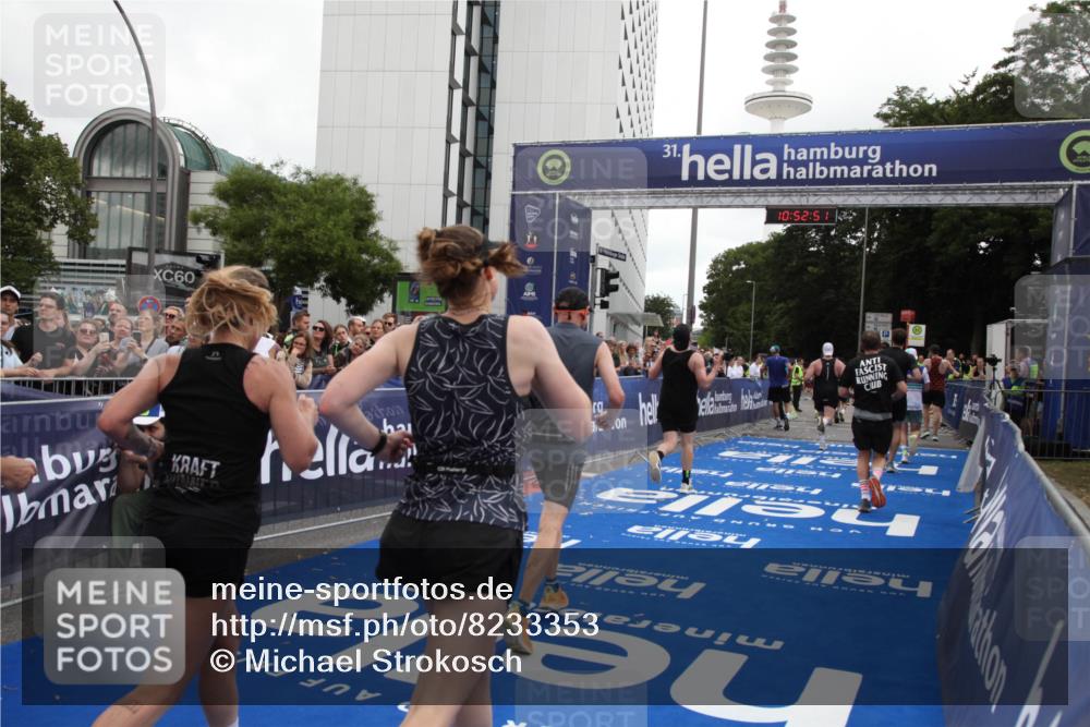29.06.2025 - hella hamburg halbmarathon Michael Strokosch http://msf.ph/oto/8233353 29.06.2025 10:52:50 Ziel 2287, 2910, 3999, 5077, 5116, 5169, 5194, 8172, 9065, 9163, 9869, 11217, 12482, 14198, 14286, 14805, 16467, 17198, 18331, 19244 meine-sportfotos.de