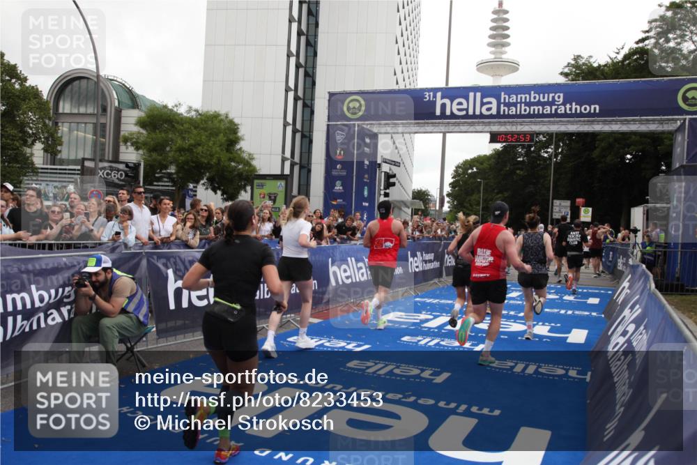 29.06.2025 - hella hamburg halbmarathon Michael Strokosch http://msf.ph/oto/8233453 29.06.2025 10:52:51 Ziel 1657, 2287, 2444, 2814, 2910, 3999, 5077, 5116, 5169, 5194, 8172, 9065, 9163, 9869, 10811, 11217, 11992, 12482, 14198, 14286, 14805, 16467, 17198, 18331, 19244 meine-sportfotos.de