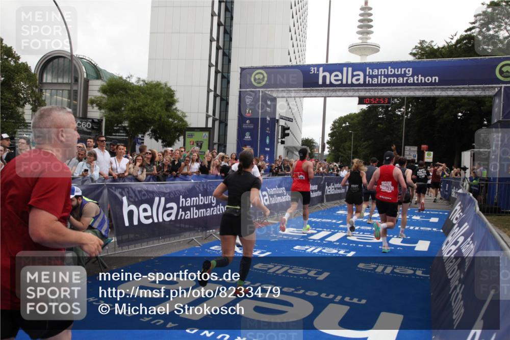 29.06.2025 - hella hamburg halbmarathon Michael Strokosch http://msf.ph/oto/8233479 29.06.2025 10:52:52 Ziel 1257, 1657, 2287, 2444, 2814, 2910, 3999, 5077, 5169, 5194, 8172, 8955, 9065, 9163, 10811, 11217, 11992, 12482, 14198, 14286, 14805, 16467, 17198, 18331, 19244 meine-sportfotos.de