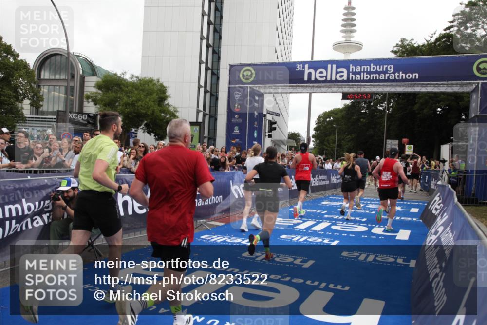 29.06.2025 - hella hamburg halbmarathon Michael Strokosch http://msf.ph/oto/8233522 29.06.2025 10:52:52 Ziel 1257, 1657, 2287, 2444, 2814, 2910, 3999, 5077, 5169, 5194, 8172, 8955, 9065, 9163, 10811, 11217, 11992, 12482, 14198, 14286, 14805, 16467, 17198, 18331, 19244 meine-sportfotos.de