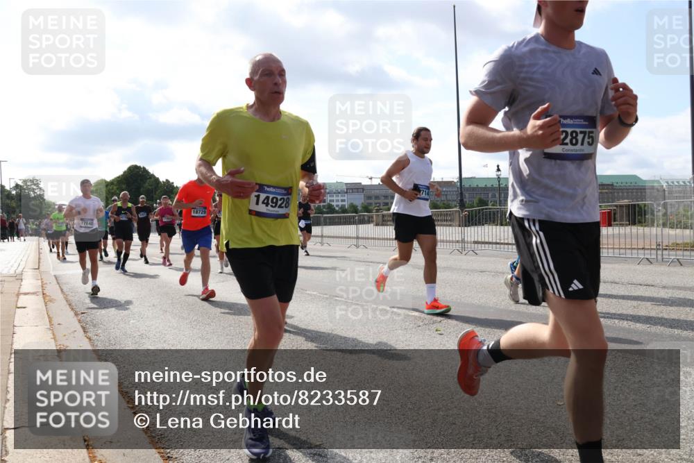 29.06.2025 - hella hamburg halbmarathon Lena Gebhardt http://msf.ph/oto/8233587 29.06.2025 09:56:10 Lombardsbrücke 1061, 1143, 1216, 1257, 1267, 1452, 1461, 1499, 1502, 1507, 1592, 1630, 1689, 2083, 2250, 2260, 2504, 2818, 2864, 2884, 2953, 3060, 3256, 3543, 3654, 3692, 3945, 4033, 4077, 4127, 4324, 4345, 4346, 4557, 4601, 5116, 5482, 5600, 5607, 5978, 6115, 6134, 6168, 6481, 6511, 6512, 6994, 7056, 7100, 7178, 7224, 7269, 7332, 7583, 7943, 8335, 8514, 8968, 8989, 8996, 9246, 9537, 10596 meine-sportfotos.de