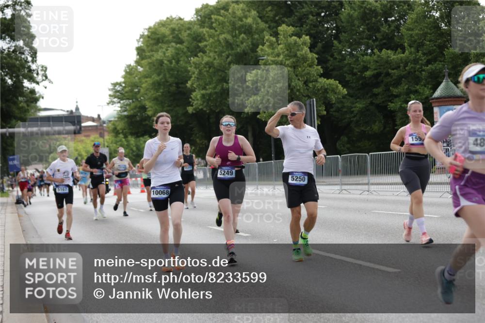 29.06.2025 - hella hamburg halbmarathon Jannik Wohlers http://msf.ph/oto/8233599 29.06.2025 10:28:24 Lombardsbrücke 1518, 1557, 1869, 3717, 4700, 4834, 5167, 5249, 5250, 6102, 8560, 9642, 9716, 10068, 14205, 15143, 15256, 15452, 15453, 16643 meine-sportfotos.de