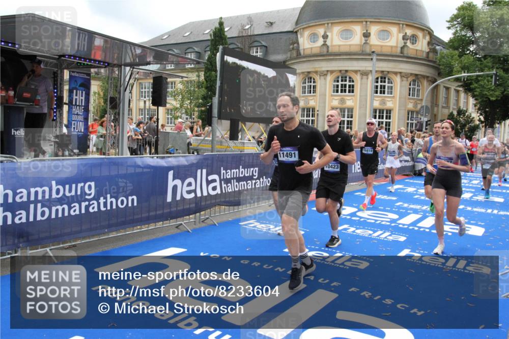 29.06.2025 - hella hamburg halbmarathon Michael Strokosch http://msf.ph/oto/8233604 29.06.2025 10:47:29 Ziel 51, 1012, 1592, 2274, 2839, 2864, 2869, 2953, 3304, 5532, 5650, 8693, 8852, 9305, 10423, 11021, 11077, 11491, 13782, 15350, 15611, 15923, 16089, 16819, 17846, 17905, 18758, 18974 meine-sportfotos.de