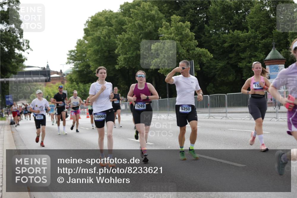 29.06.2025 - hella hamburg halbmarathon Jannik Wohlers http://msf.ph/oto/8233621 29.06.2025 10:28:24 Lombardsbrücke 1518, 1557, 1869, 3717, 4700, 4834, 5167, 5249, 5250, 6102, 8560, 9642, 9716, 10068, 14205, 15143, 15256, 15452, 15453, 16643 meine-sportfotos.de