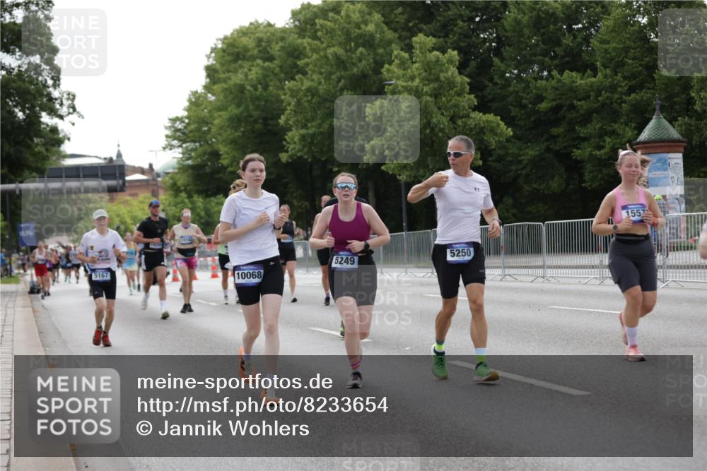 29.06.2025 - hella hamburg halbmarathon Jannik Wohlers http://msf.ph/oto/8233654 29.06.2025 10:28:24 Lombardsbrücke 1518, 1557, 1869, 3717, 4700, 4834, 5167, 5249, 5250, 6102, 8560, 9642, 9716, 10068, 14205, 15143, 15256, 15452, 15453, 16643 meine-sportfotos.de