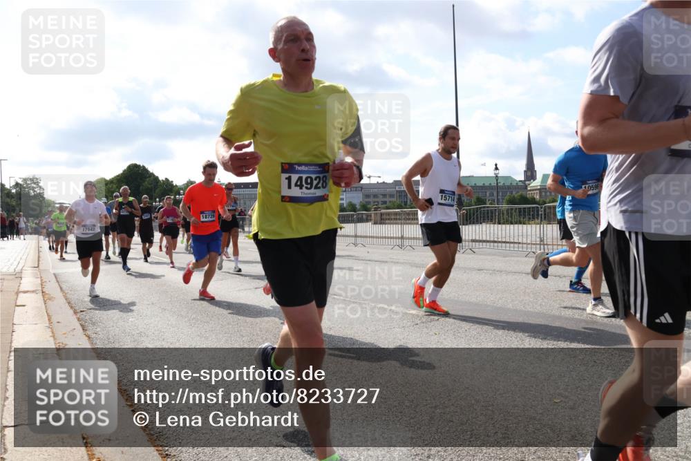 29.06.2025 - hella hamburg halbmarathon Lena Gebhardt http://msf.ph/oto/8233727 29.06.2025 09:56:10 Lombardsbrücke 1061, 1143, 1216, 1257, 1267, 1452, 1461, 1499, 1502, 1507, 1592, 1630, 1689, 2083, 2250, 2260, 2504, 2818, 2864, 2884, 2953, 3060, 3256, 3543, 3654, 3692, 3945, 4033, 4077, 4127, 4324, 4345, 4346, 4557, 4601, 5116, 5482, 5600, 5607, 5978, 6115, 6134, 6168, 6481, 6511, 6512, 6994, 7056, 7100, 7178, 7224, 7269, 7332, 7583, 7943, 8335, 8514, 8968, 8989, 8996, 9246, 9537, 10596 meine-sportfotos.de