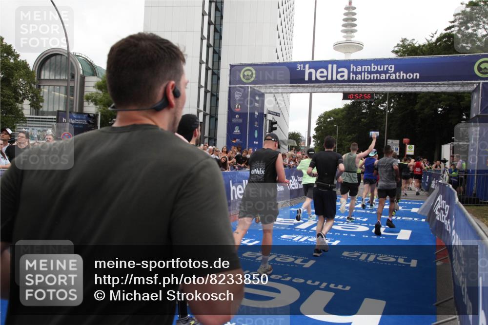 29.06.2025 - hella hamburg halbmarathon Michael Strokosch http://msf.ph/oto/8233850 29.06.2025 10:52:55 Ziel 1257, 1258, 1657, 2099, 2444, 2814, 2910, 4557, 4558, 5077, 5169, 5194, 8139, 8172, 8720, 8955, 9065, 9163, 10724, 10811, 11217, 11992, 14198, 14286, 14805, 17198, 19244 meine-sportfotos.de